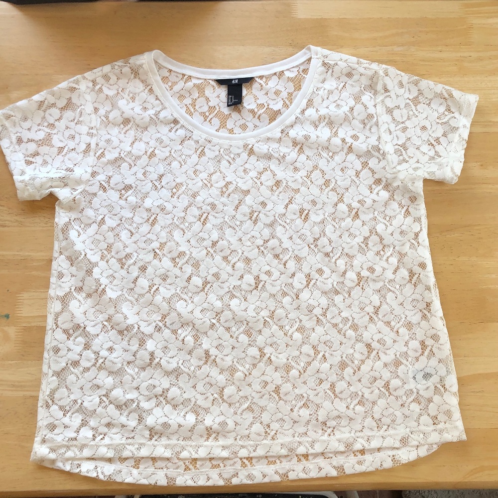 H & M WHITE LACE TOP NEW W/O TAGS. T SHIRT STYLE.